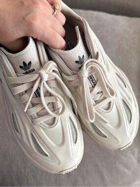 Adidas ozweego- (men’s 5.5, women’s 7.5)